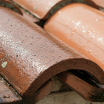 découvrez comment identifier si vos tuiles sont devenues poreuses grâce à des signes simples et pratiques pour protéger et entretenir efficacement votre toiture.