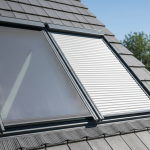 découvrez notre comparatif complet entre store extérieur et volet roulant pour velux afin de choisir la meilleure protection pour vos fenêtres de toit.